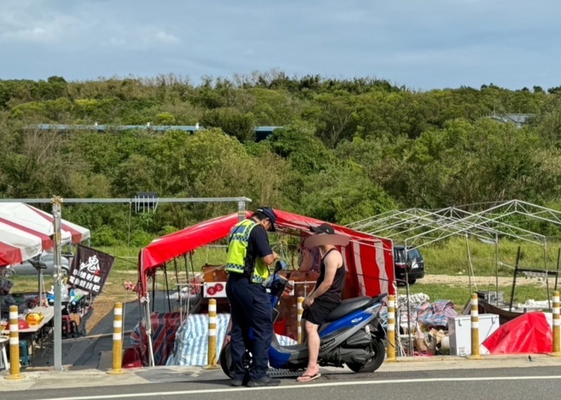 警方暑期加強取締小琉球交通違規情事，發現許多遊客騎機車都未戴安全帽。圖/中央社