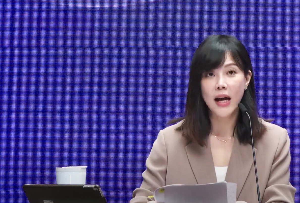 圖為行政院發言人李慧芝於7月出席院會會後記者會的畫面。圖/取自行政院開麥啦YT