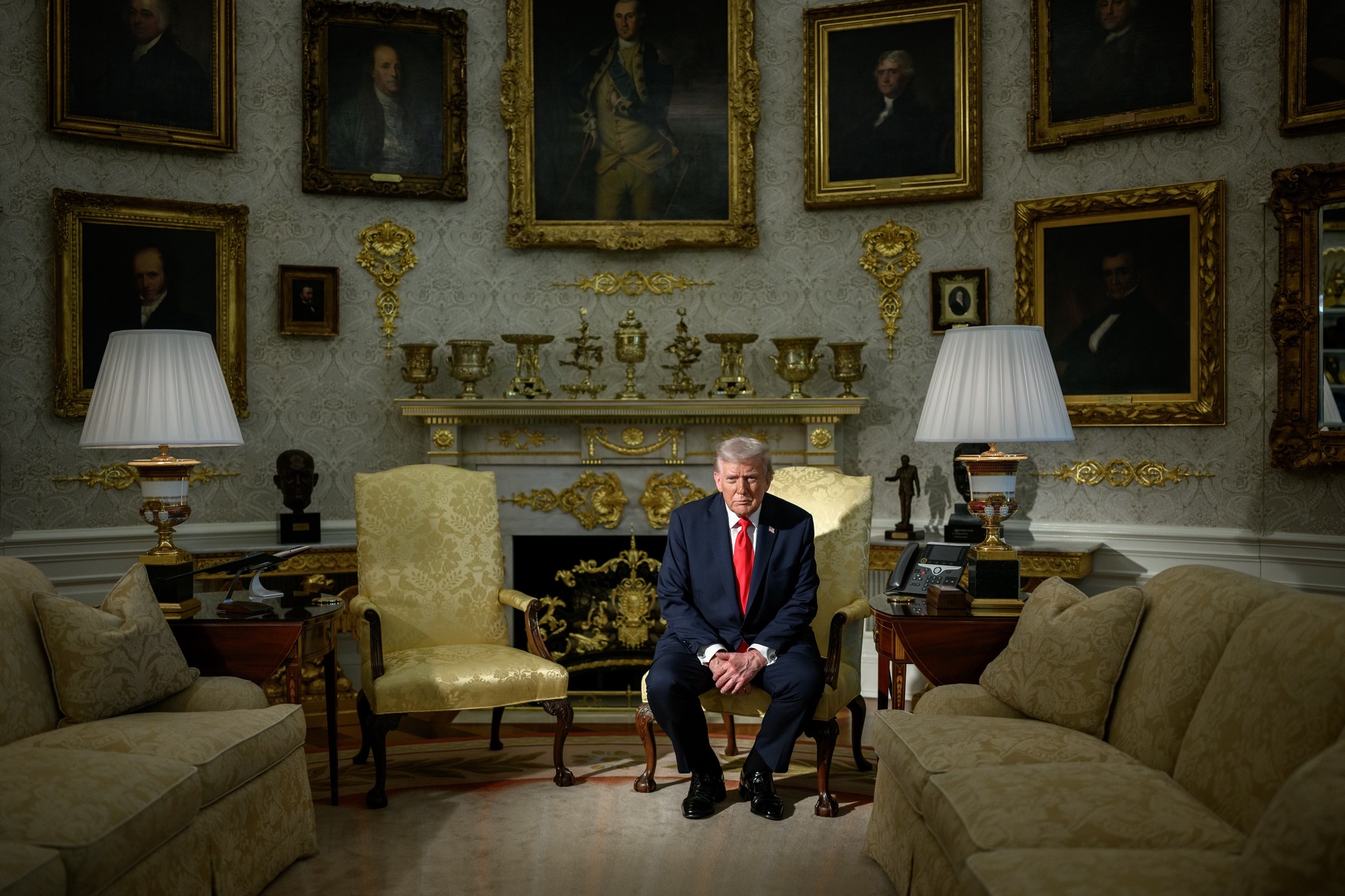 川普上任後，在白宮內部重新裝潢，處處是鑲金邊框，盡顯其內心帝王的想像。圖／取自The White House FB