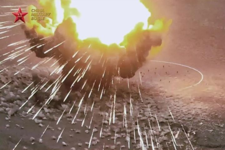 PHL-191火箭炮發射後,彈藥在目標區域上空爆炸,形成大範圍破片覆蓋效果。圖/取自中國軍網