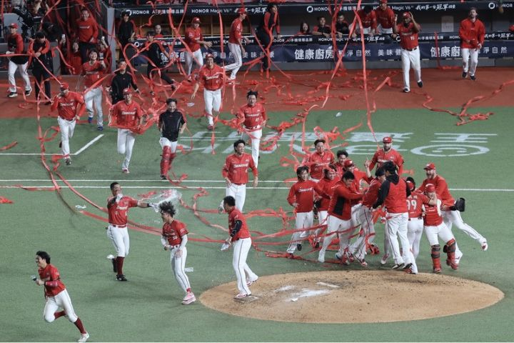味全龍6比0完封兄弟　4勝2敗勇奪隊史台灣大賽第6冠