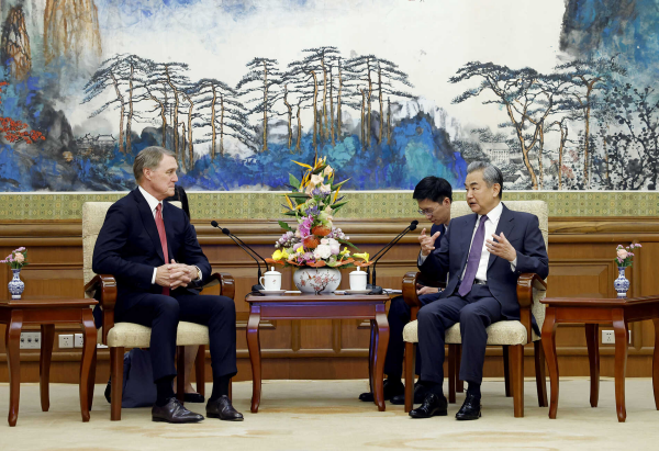 中共外長王毅與美國新任駐華大使龐德偉（左）會面，中共外交部3日深夜發布消息，料也是未可能的「習川通話」鋪路。圖／取自中共外交部官網