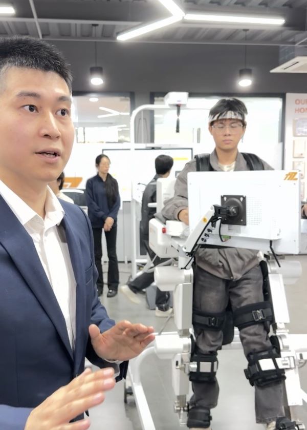 力之智能科技(廣州)有限公司透過腦機接口解析「走路意圖」,協助下肢障礙者自主訓練站立與行走。圖/記者陳素貞攝