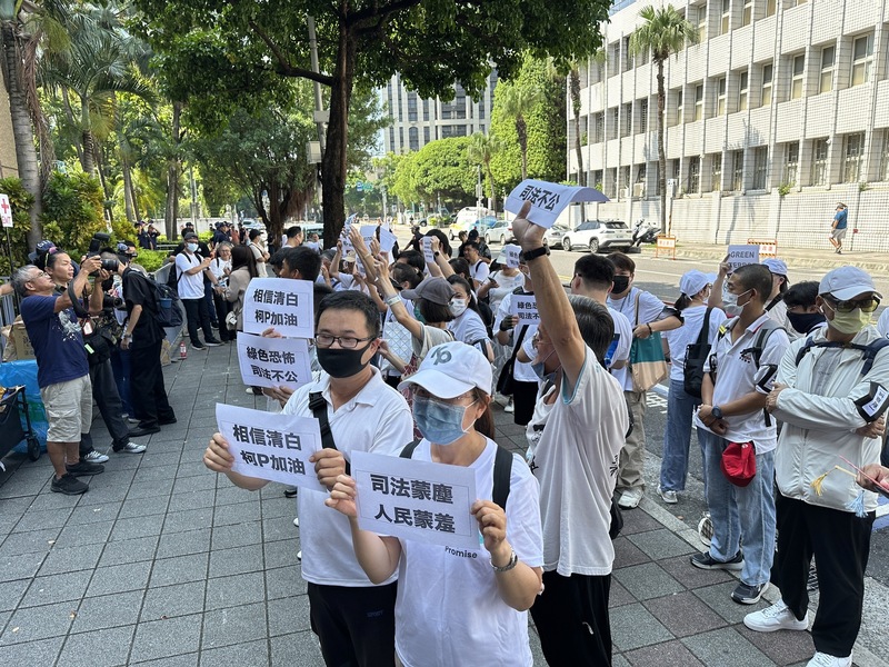 檢廉偵辦京華城案，前台北市長柯文哲31日凌晨移送北檢複訊時，拒絕夜間偵訊欲離開，被檢察官諭知當庭逮捕。多名聲援柯文哲的支持者及志工透過群組號召，上午聚集在北檢外，手拿「相信清白、柯P加油」等字板聲援。 圖／中央社