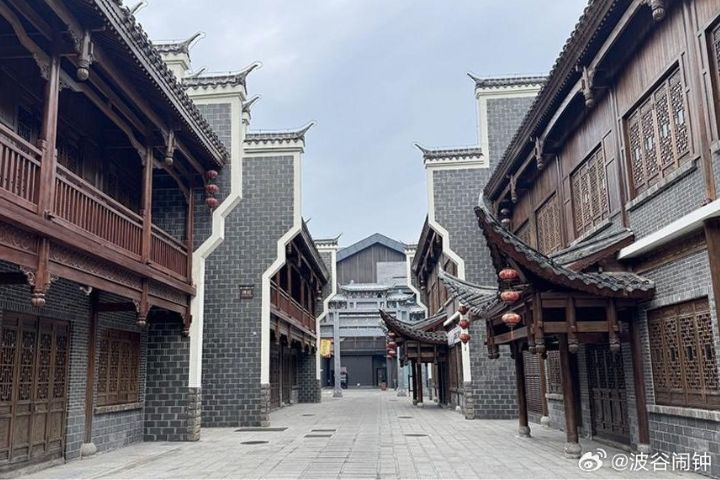 張家界大庸古城因缺乏文化內核,四年累虧超10億元人民幣、日均遊客不足20人。圖/取自波谷鬧鐘微博