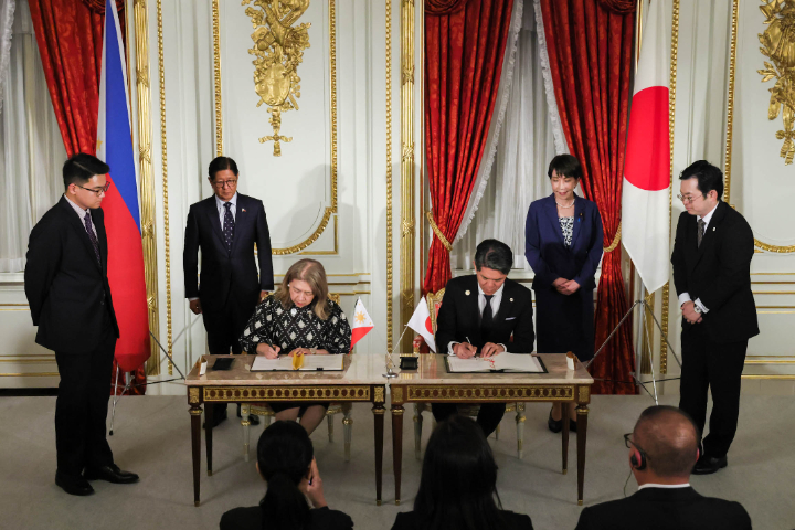 日菲確定升格為「全面戰略夥伴關係」，雙方會中簽署多項交流協定。圖/取自日本首相官邸官網