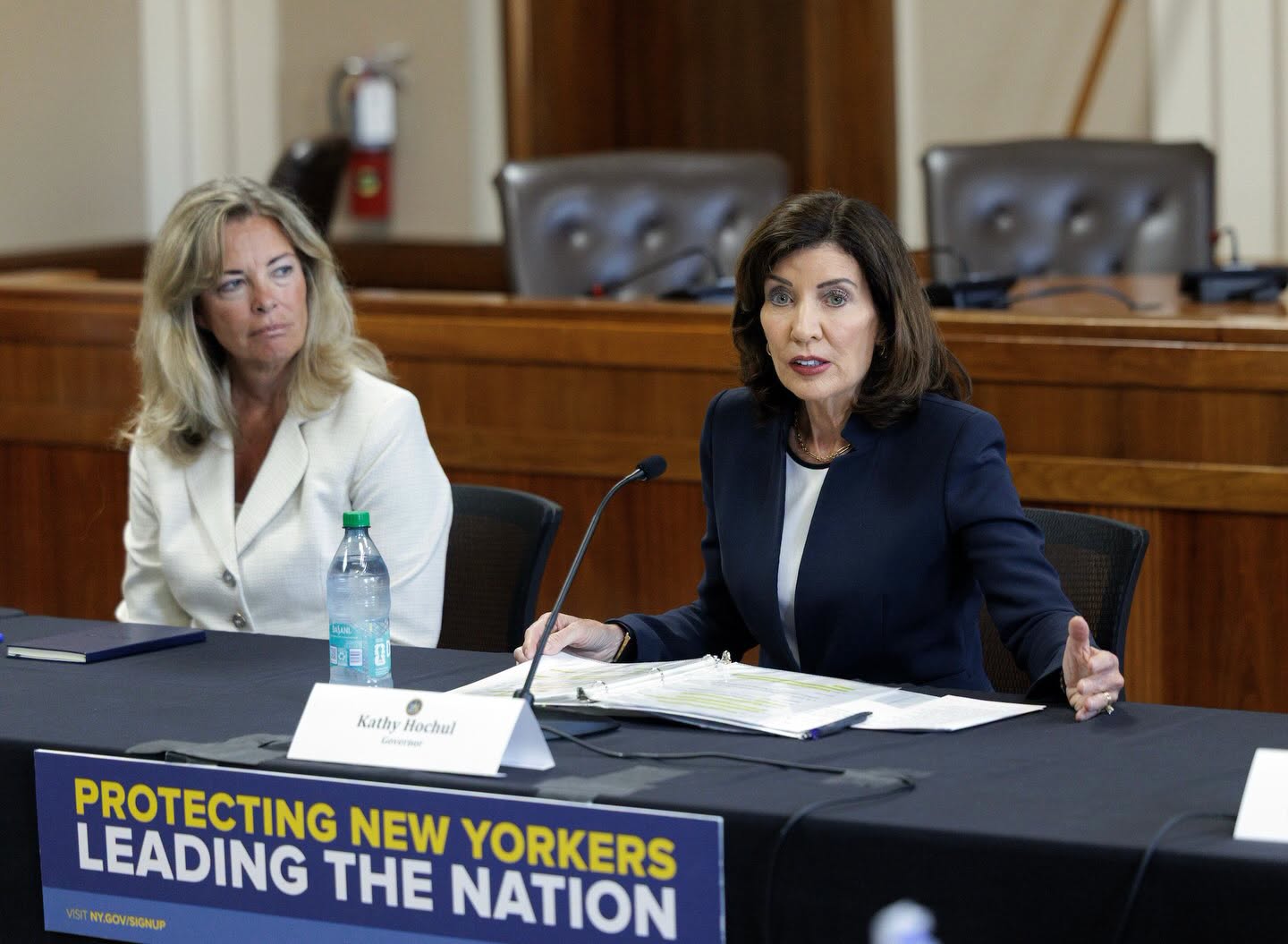 美國紐約州州長霍楚（Kathy Hochul，右）宣布，暫停核發50MW以上超大型資料中心的新環境許可一年，成為全美第一個祭出州級暫停令的州政府。圖／取自Kathy Hochul FB