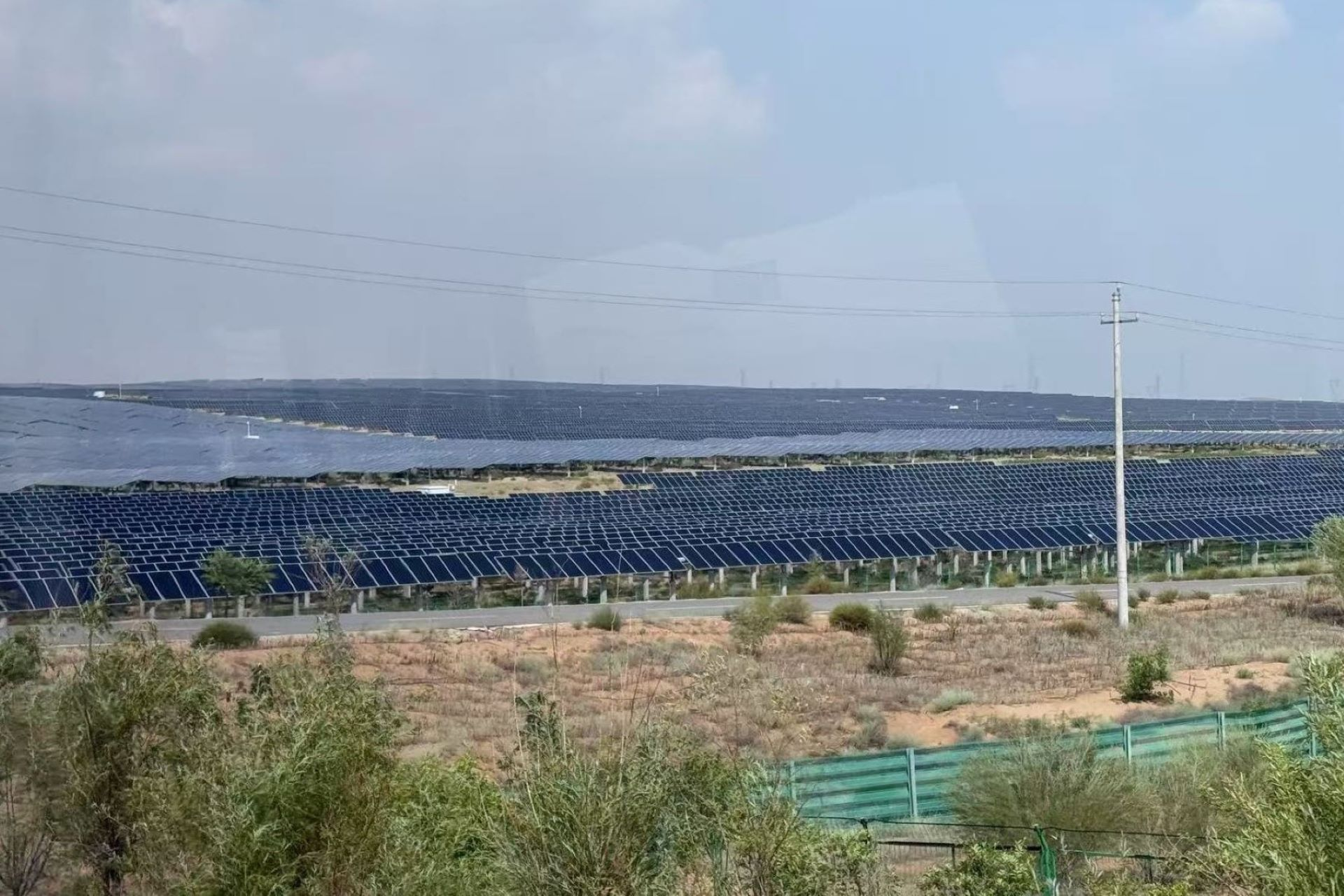 綠色能源光伏發電點亮內蒙古鄂爾多斯　 廣大沙漠變成生態修復、治沙綠化示範區