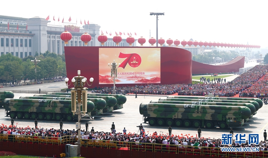 美國海軍戰爭學院專家卡弗利認為中共各種長程打擊能力使得台灣軍事價值消失。圖為中共東風41型核導彈方陣參加簡國70週年閱兵儀式。圖/取自新華社