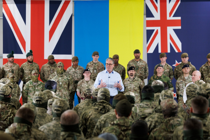 英國首相施凱爾（中，白衣者）表示，擬斥資15億英鎊，興建至少6座新式軍火工廠。圖/取自施凱爾臉書
