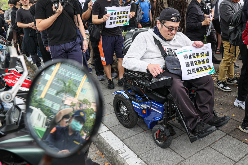 台灣現今的無障礙設施已不足，若交通微罪修例上路造成身障停車位被強占等情形，恐讓身障者舉步維艱。圖/中央社