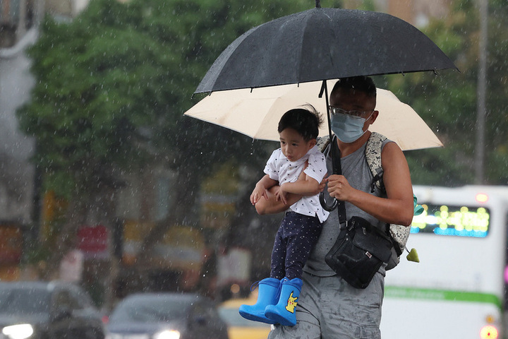 中部以北18日午後防大雨　端午連假高溫來襲