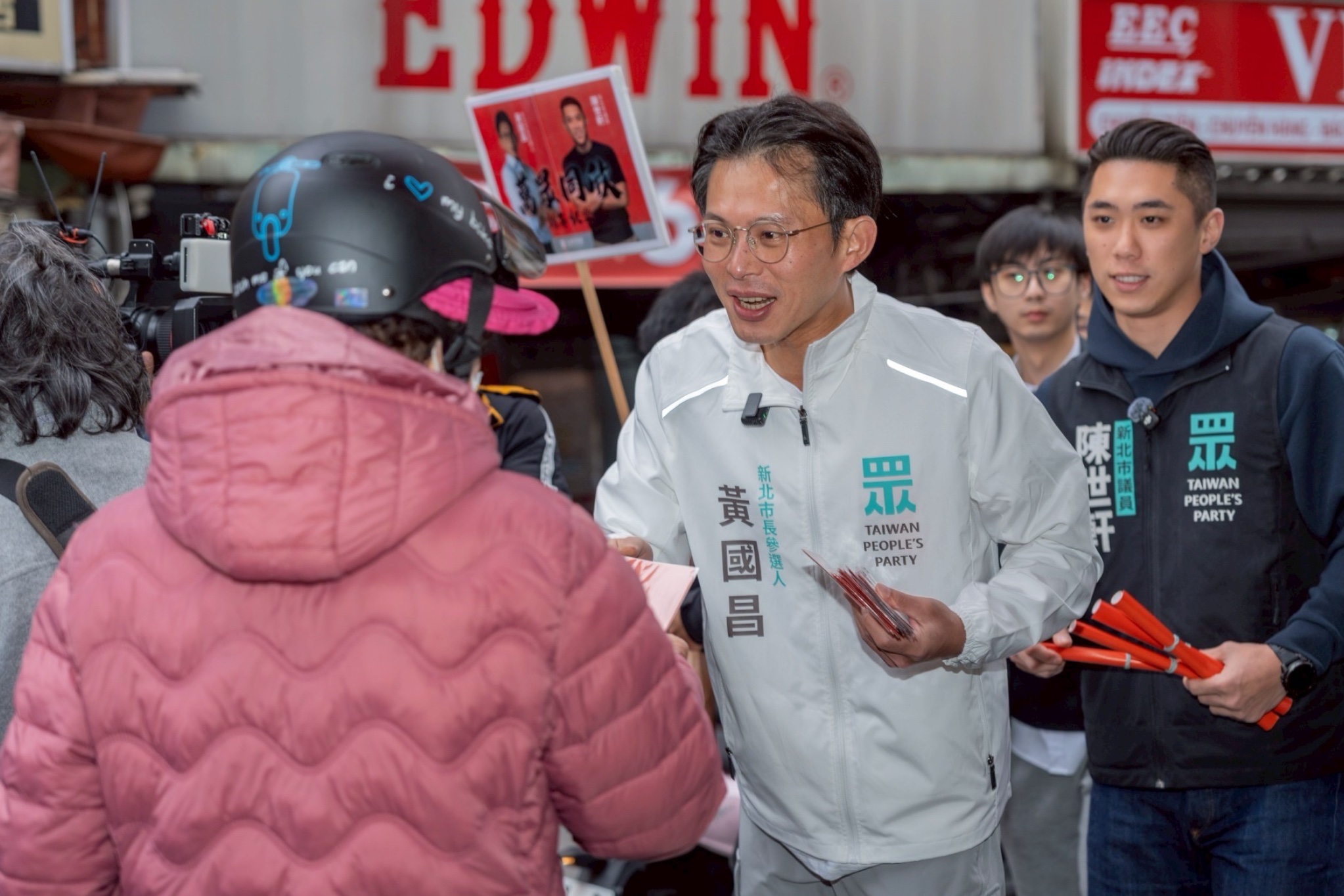 新莊攤商當面要求政策大灑幣　黃國昌：政策不能只開空口支票 