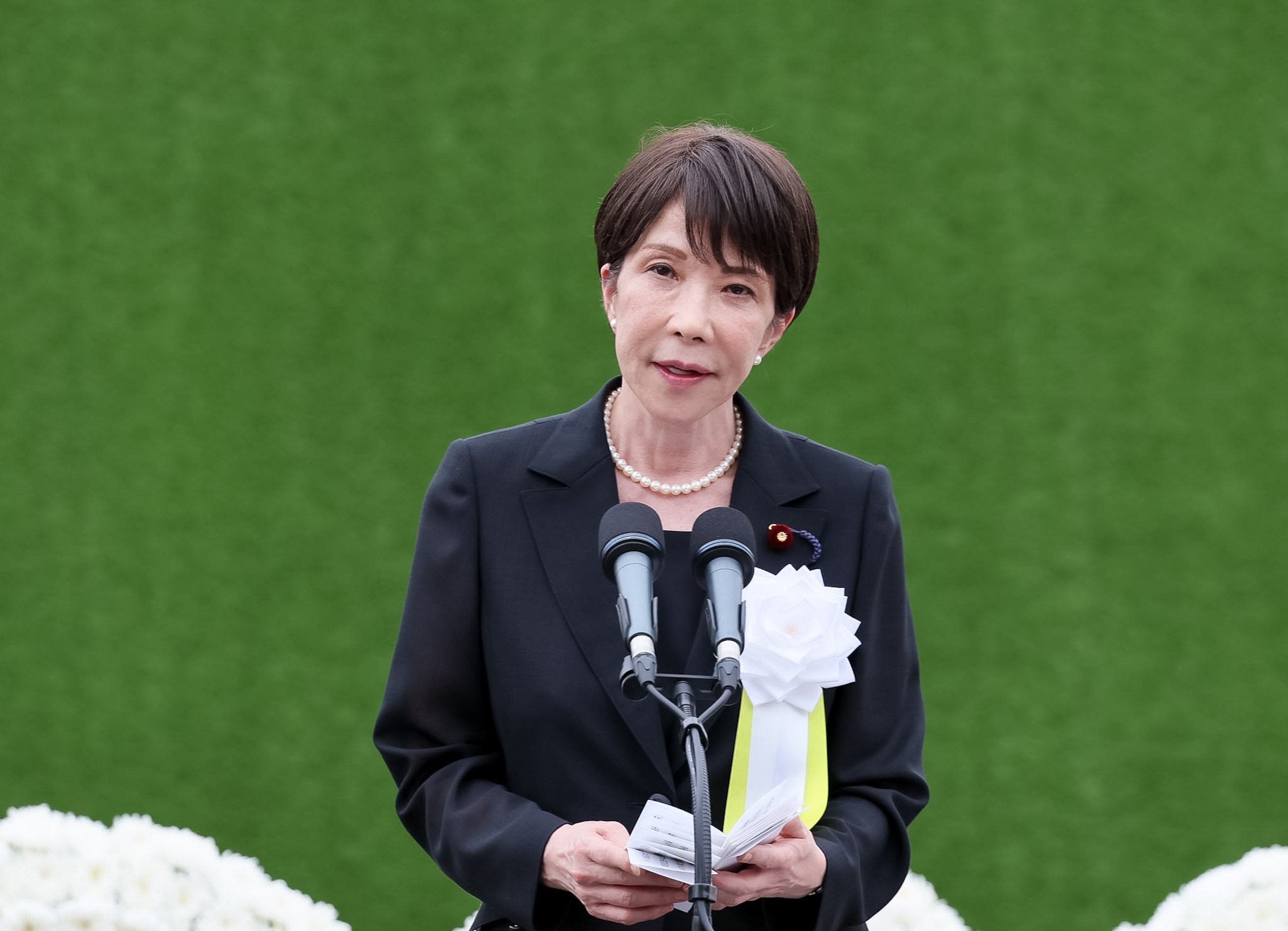 日本首相高市早苗出席長崎原爆犧牲者慰靈和平祈念式典,向因原子彈投下而犧牲的罹難者致哀。圖/X @Takaichi_Sanae