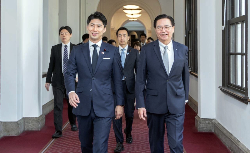 國安會秘書長吳釗燮（前右）身邊親信何仁傑涉共諜案，吳釗燮卻多次迴避立法院監督。圖為吳釗燮2日會見日本訪問團。圖/中央社