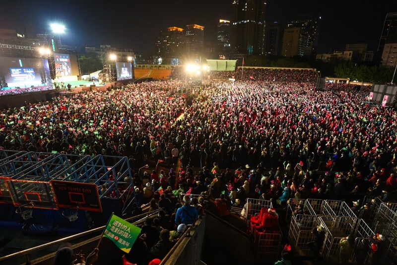 民進黨12日晚間在新北市板橋區舉辦選前之夜造勢晚會，現場座無虛席、人潮爆滿。圖/中央社