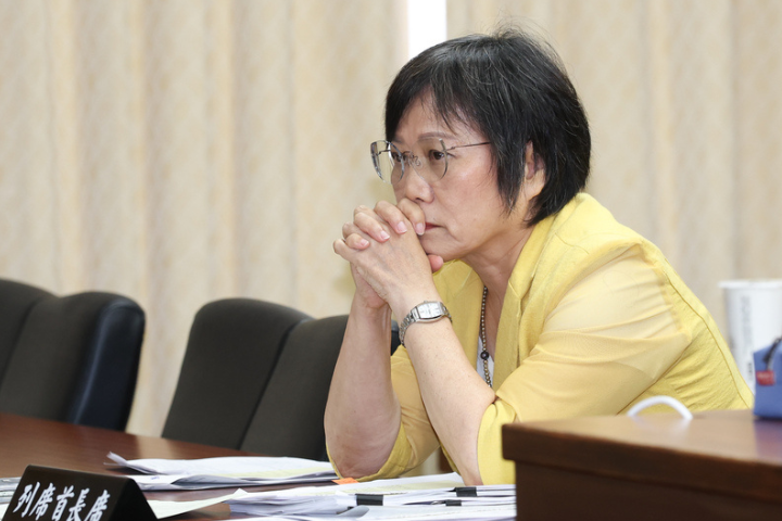 中央災害應變中心播出的工作會議影片，被發現內政部長劉世芳9月23日在聽取馬太鞍溪橋斷裂時竟發出訕笑聲，引發大批網友痛罵。圖/中央社