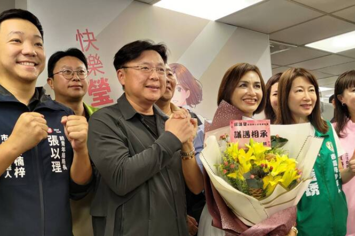 綠營高雄市長初選嗚槍！邱議瑩競辦揭幕、趙天麟親送百合「議邁相承」藏玄機