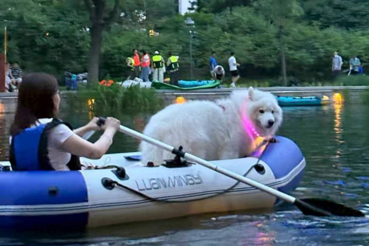 皮划艇上看電影、點外賣　「Cityboat」成大陸夜經濟新亮點