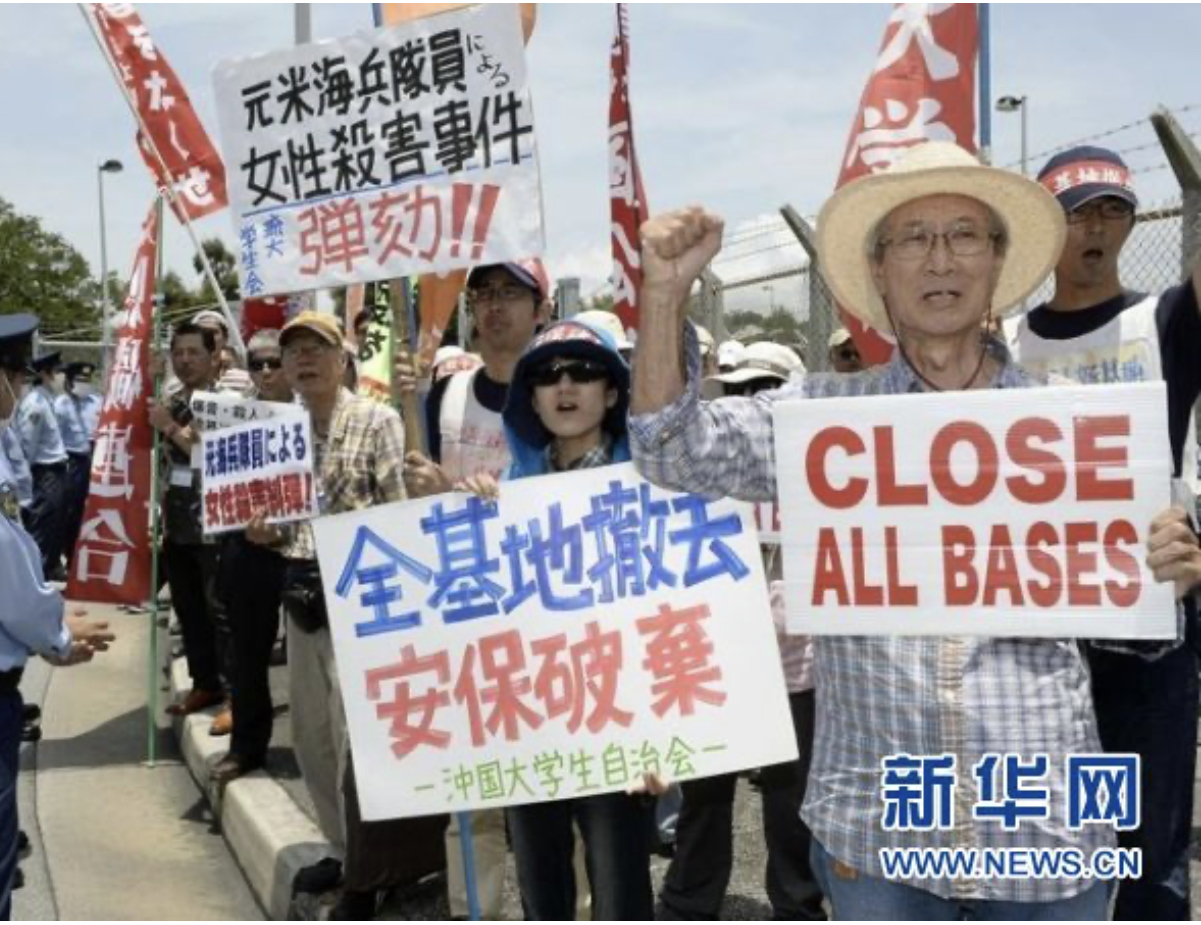 抗議者圍聚在沖繩美軍嘉手納基地外，要求關閉美軍基地（資料照）。圖/取自新華社