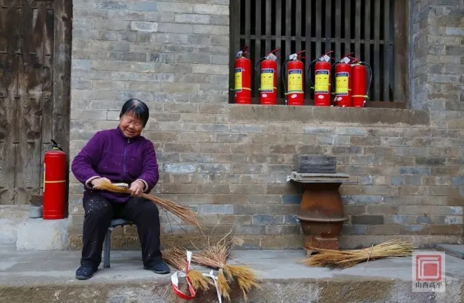 高平市鐵佛寺文保員王改英正在製作打掃衛生用的的掃帚。圖文博山西高平市政府官網