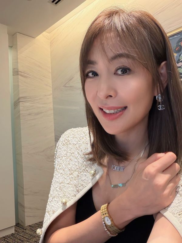 台北101董事長賈永婕14日赴立法院財政委員會備詢，意外因為衣著引發議題。圖/取自賈永婕臉書