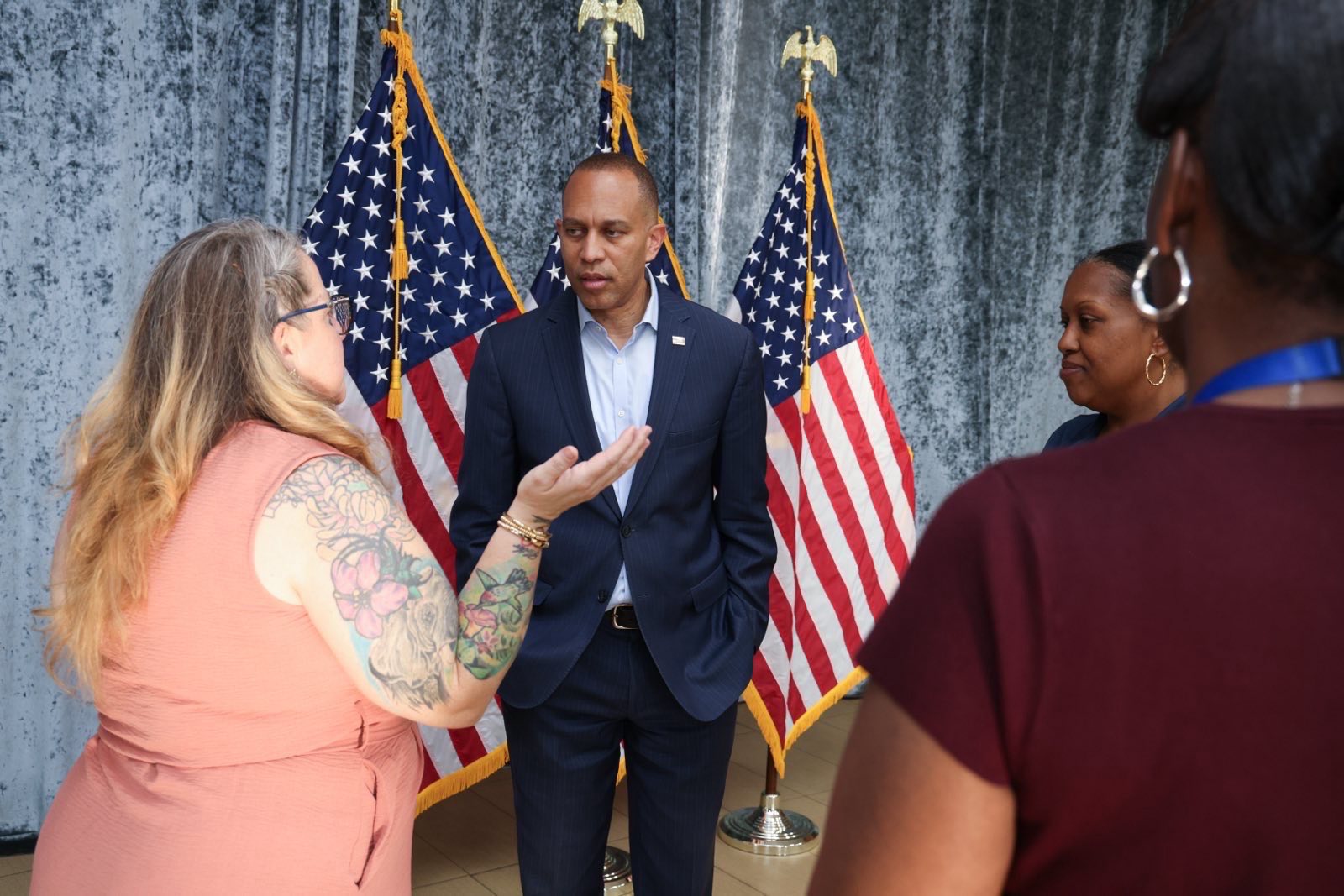 美國會亞太裔民主黨領袖傑佛瑞斯駁斥,行動涉及三角洲特種部隊,是戰爭,不是禁毒。圖/取自Congressman Hakeem Jeffries FB