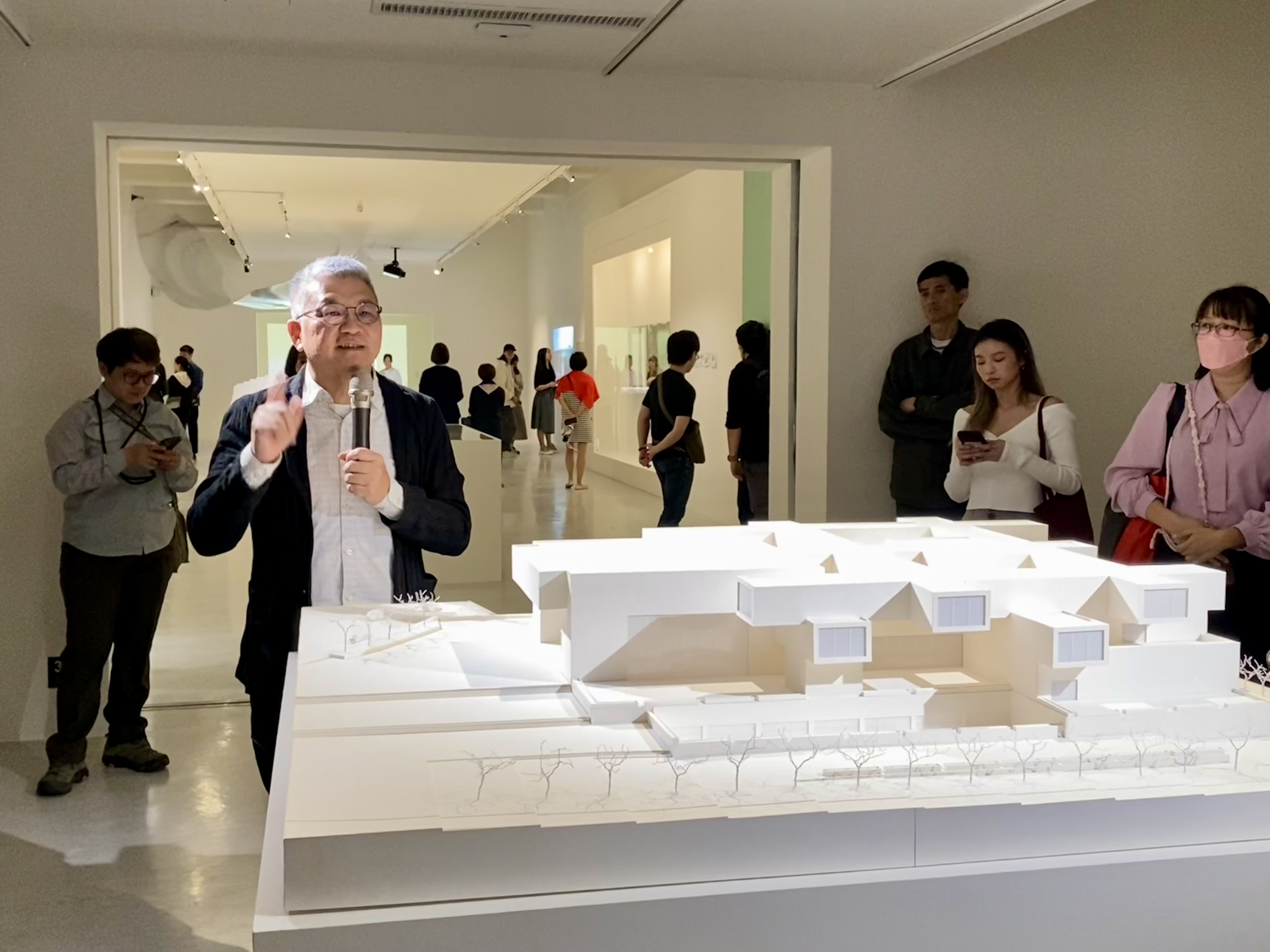 「摩登生活：臺灣建築1949–1983」展覽即日起在台北市立美術館（北美館）正式開展，由建築學者吳光庭、王俊雄和王增榮共同研究策劃，王俊雄正在為北美館建築進行導覽說明。圖/田瑜萍攝