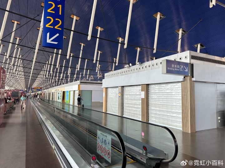 上海浦東國際機場的客流量冠軍寶座，再度換由廣州白雲國際機場拿下。圖/取自霓虹小百科微博