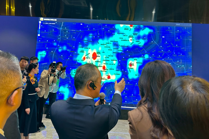 王興（左）向鄭麗文介紹美團的產業布局及落地應用。圖/讀者提供