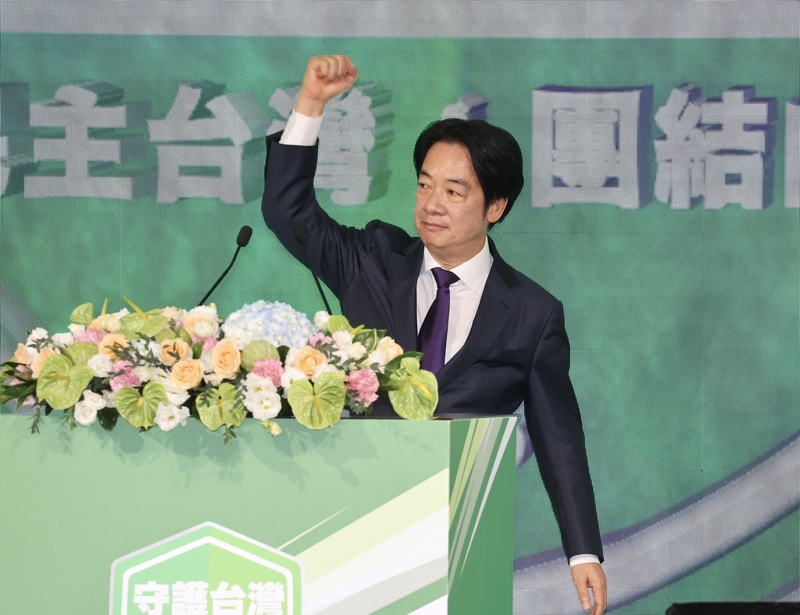 民進黨全代會21日登場，身兼黨主席的總統賴清德出席致詞，提出3大打拚目標，包括建立台灣主體性的國家認同、深化民主憲政體制及保障自由人權。圖／ 中央社