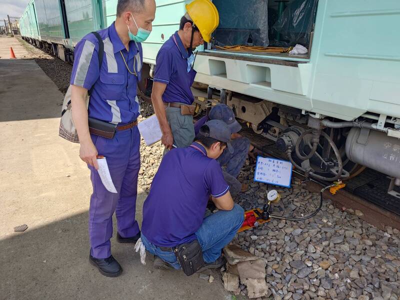 台鐵公司化首年虧損137.9億創新高。圖為台鐵首次以電聯車EMU500型打造「海風號」。圖/中央社