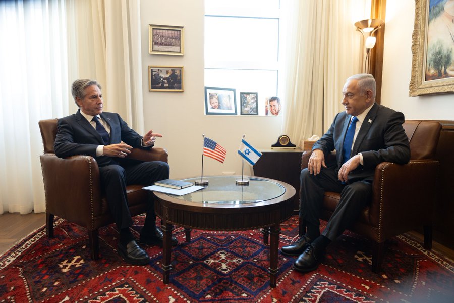 哈瑪斯即將前往開羅就和平協議做出回應，出發前夕美國國務卿布林肯（左）7度前往耶路撒冷會晤以色列總理納坦雅胡，但納坦雅胡並未允諾停止攻拉法。圖／取自Secretary Antony Blinken X平台