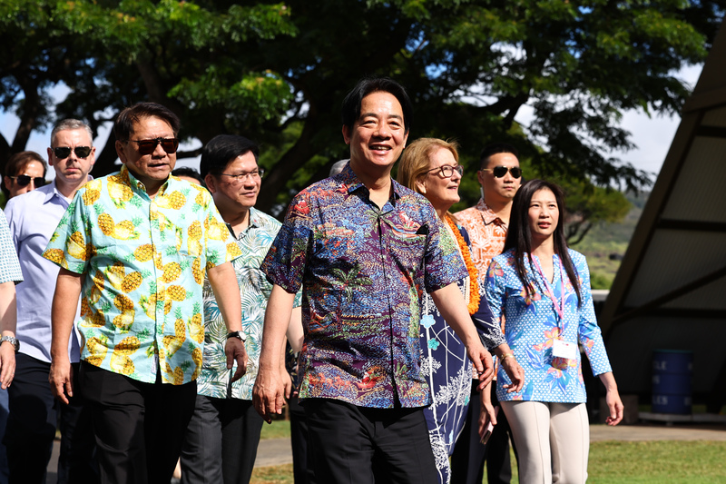 總統賴清德（前藍紫衫）出訪太平洋3友邦，去程過境夏威夷停留2晚，專機在夏威夷時間11月30日上午抵達，首站賴清德出席參觀畢夏普博物館（Bishop Museum）。圖／中央社