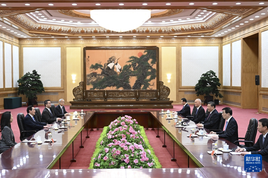 馬前總統(左)10日在北京會見中共總書記習近平。圖/取自新華社