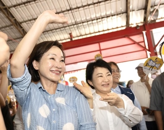 國民黨高雄市長參選人柯志恩（左）與台中市長盧秀燕一起造勢。圖/取自柯志恩臉書