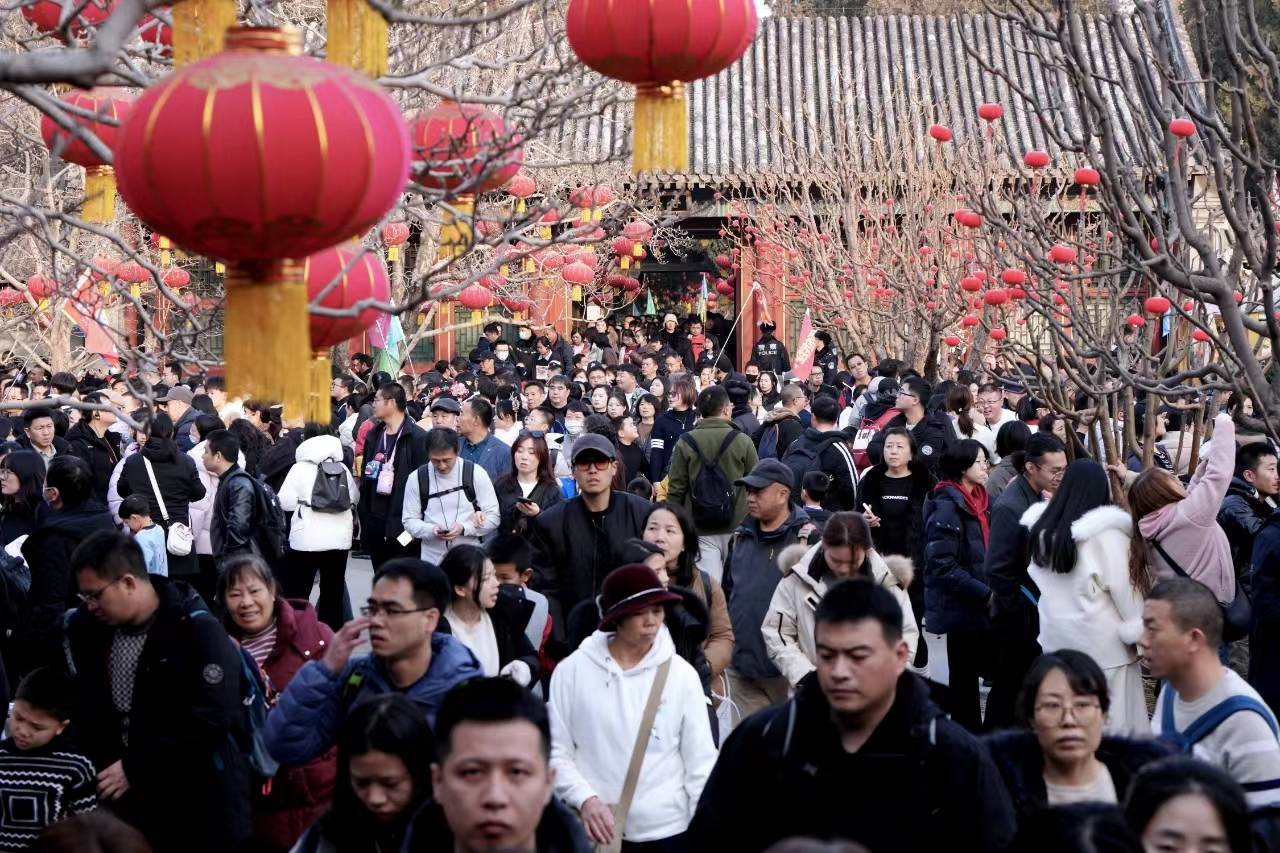農曆正月初4，北京頤和園內遊人如織。春節假期，大陸多個知名景區迎來大量遊客。 圖/取自中新社