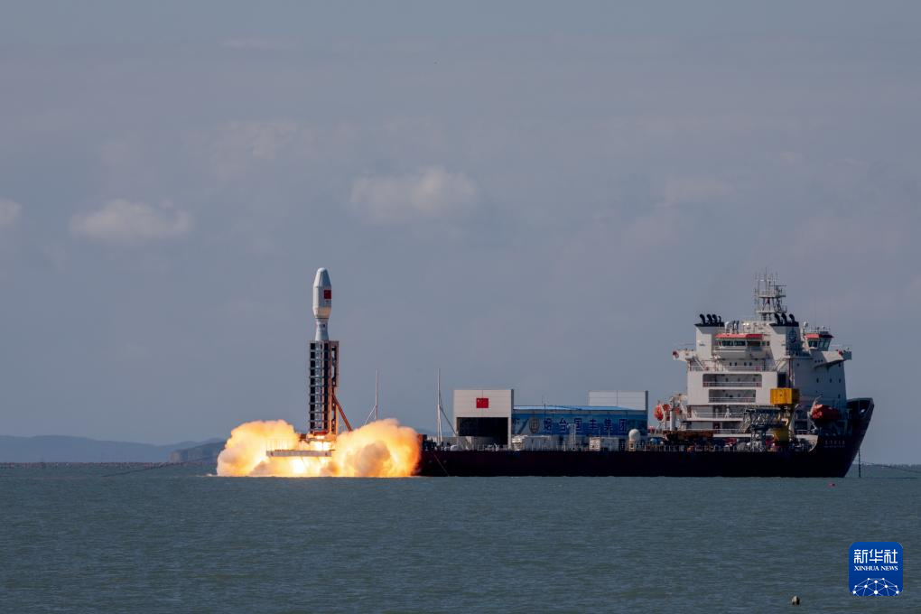 中國太原衛星發射中心在山東海陽附近海域使用捷龍三號運載火箭，成功發射8顆衛星。圖/取自新華社