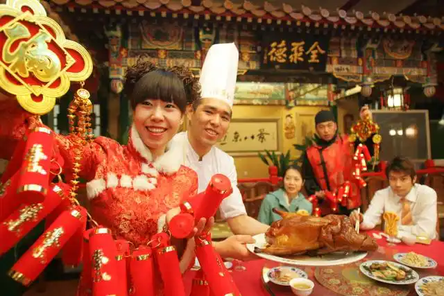 在家中團隊吃年夜飯，是多數中國人過年時的心情，但也有不少人選擇前往餐廳吃餐，這情況在台灣也一樣。圖／取自丠京日報