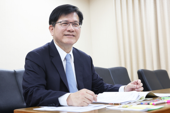 林佳龍遭爆「動用下屬、挪預算寫新書」　外交部：有正當性