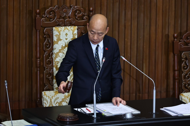 立法院長韓國瑜25日宣布三讀通過都更條例放寬容積認定標準。圖/中央社