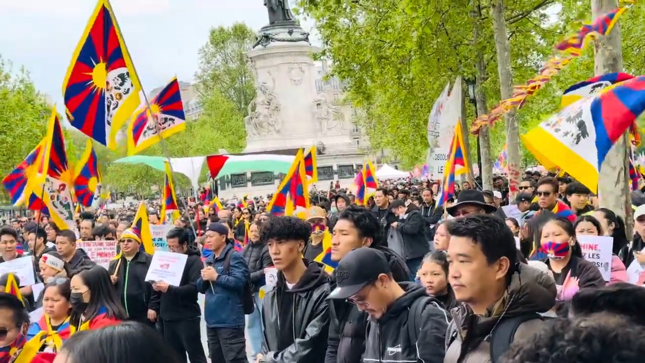 大批支持西藏獨立人士聚集在巴黎協和廣場對習近平出訪表達抗議。圖/取自Enzy1412《YouTube》頻道