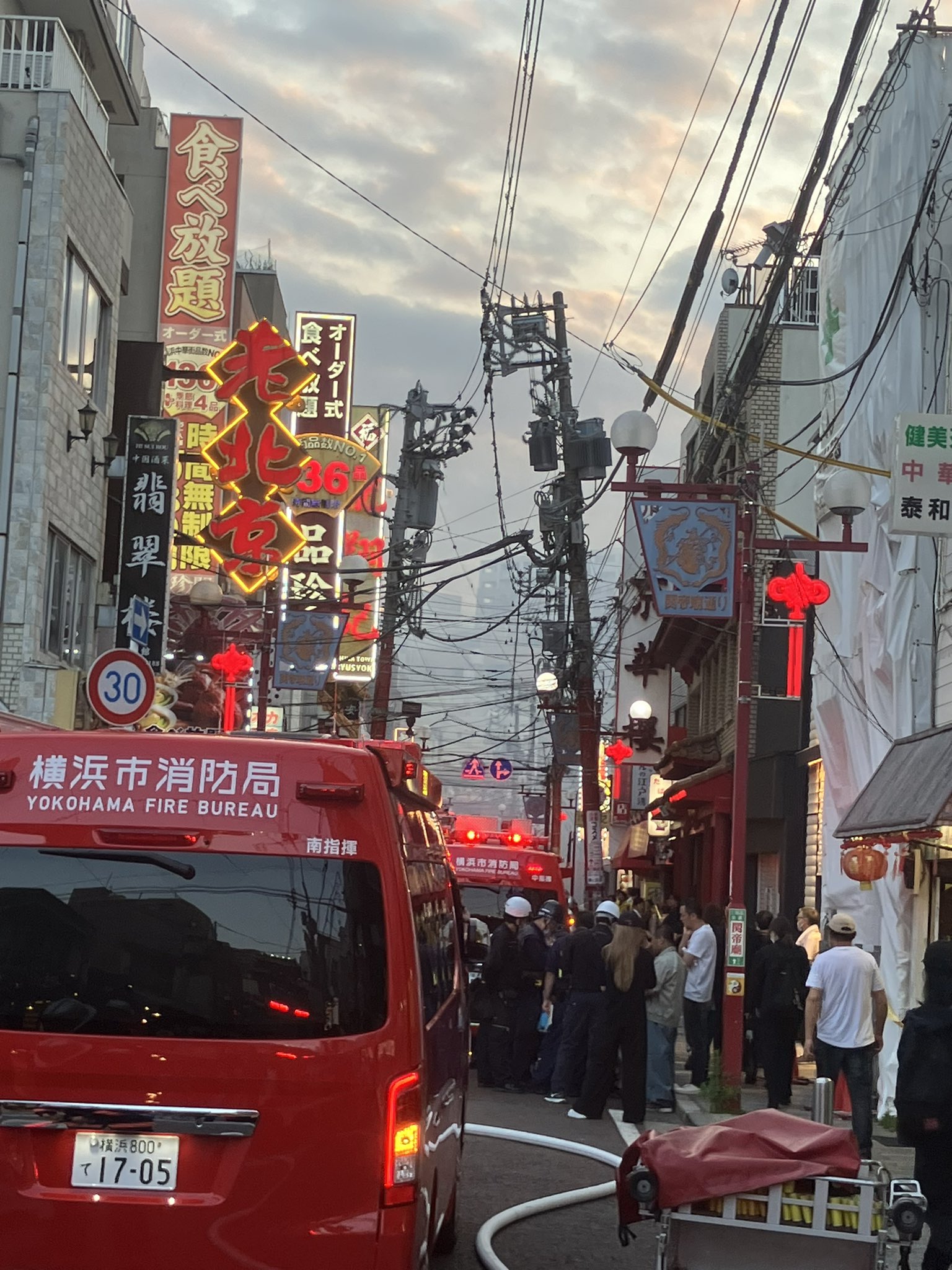 當局派出超過50輛消防車到場灌救。圖/取自富田勇貴《推特》