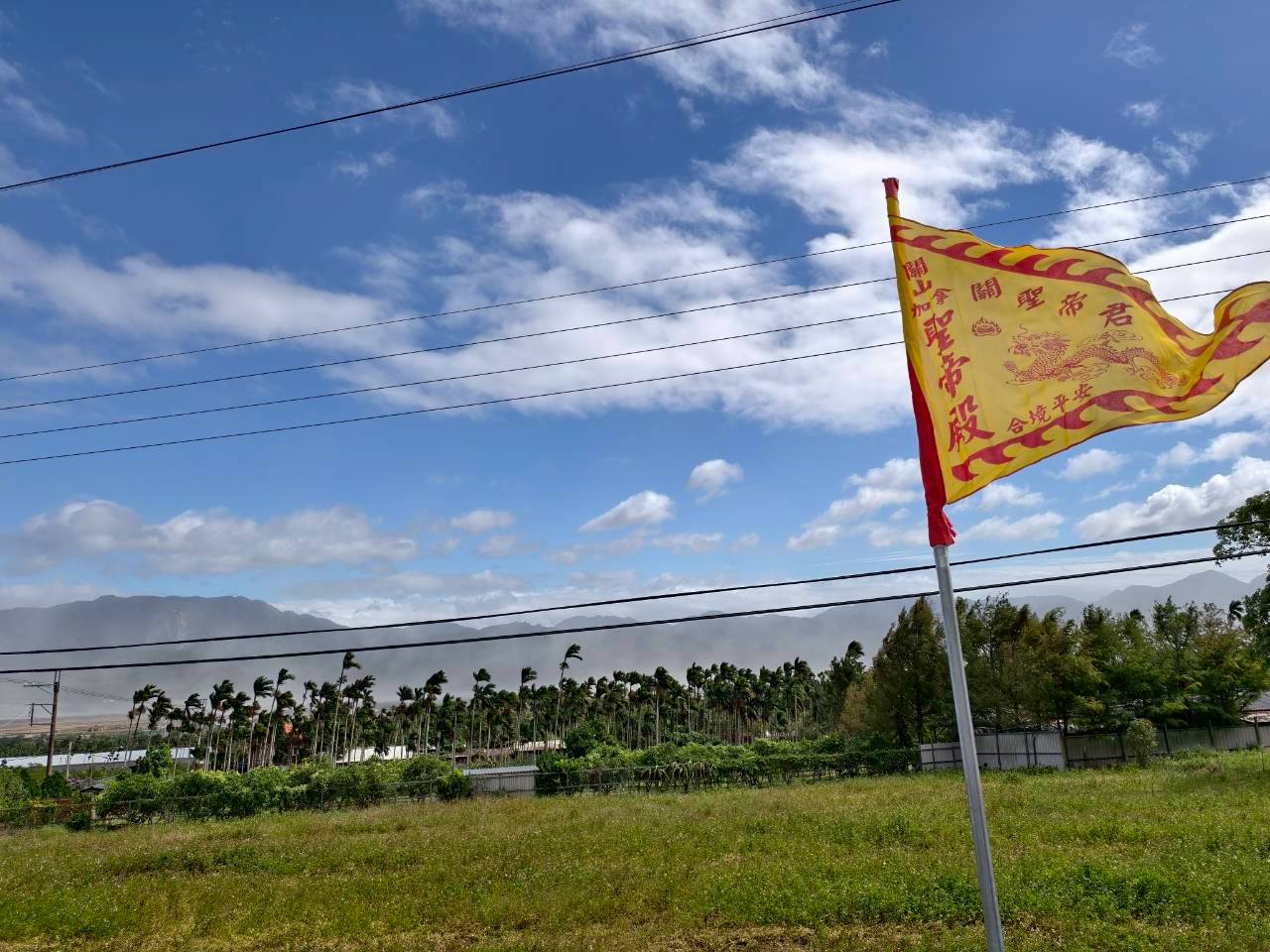 從聖帝殿看過去，可以見到卑南溪捲起的漫天黃沙。圖/記者衣冠城攝