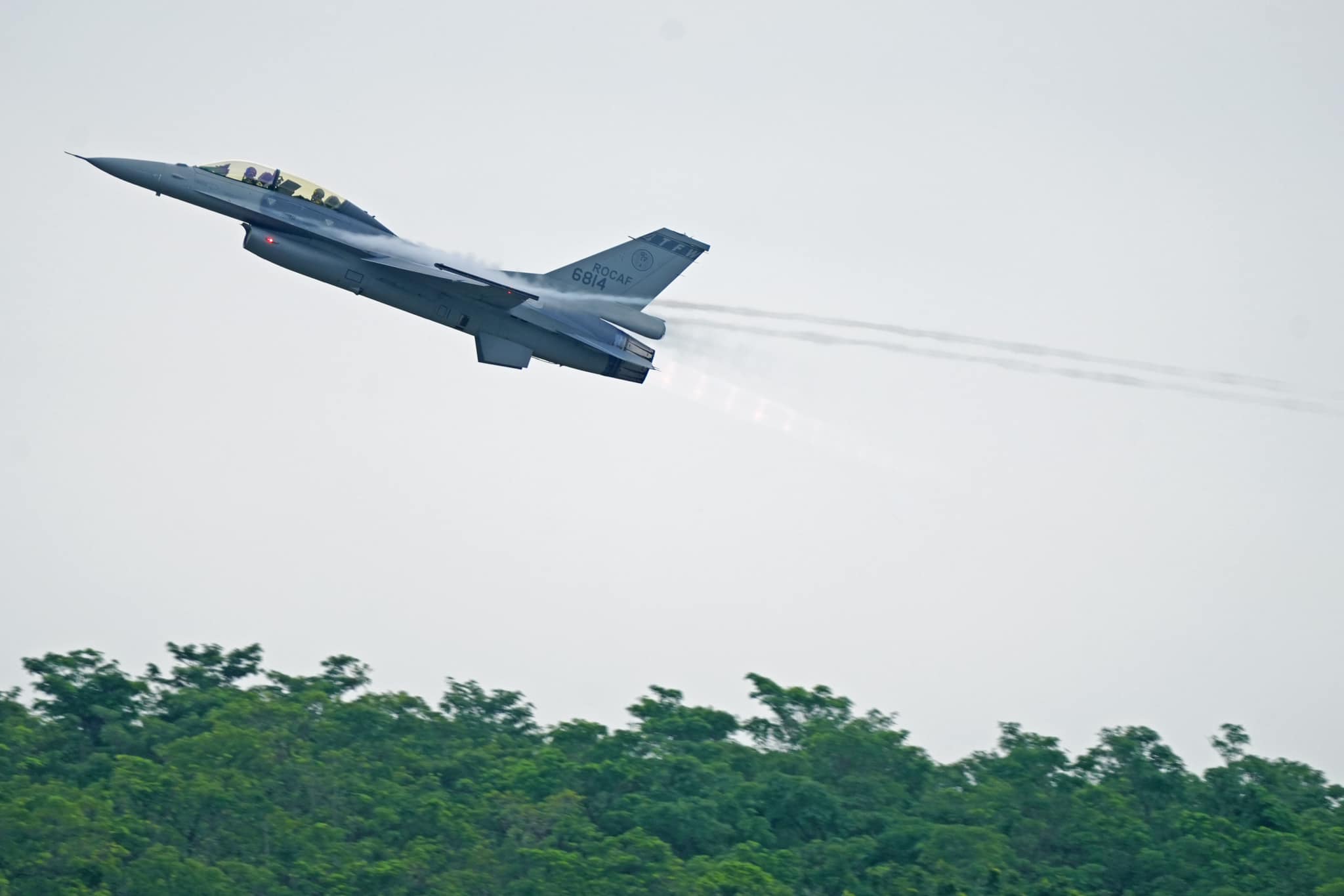 中共機艦不斷圍台，導致台灣空軍戰機疲於奔命，維修頻率亦增加。美國防安全局公告，售我空軍戰機維修及技術支援案，圖為F16戰機升空。圖／取自國防部發言人FB