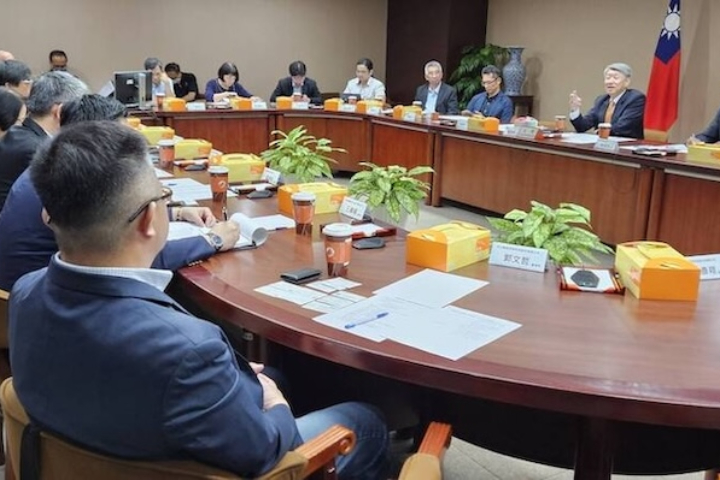 經濟部長郭智輝（上右）13日主持座談會，與半導體供應鏈的業者針對美方近期關稅措施、可能影響，及政府因應作法交換意見。圖/經濟部提供