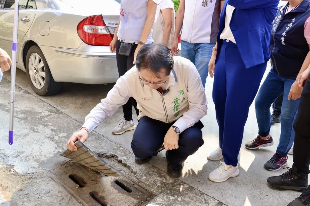 台南市長黃偉哲視察市區下水道。圖/取自中央社