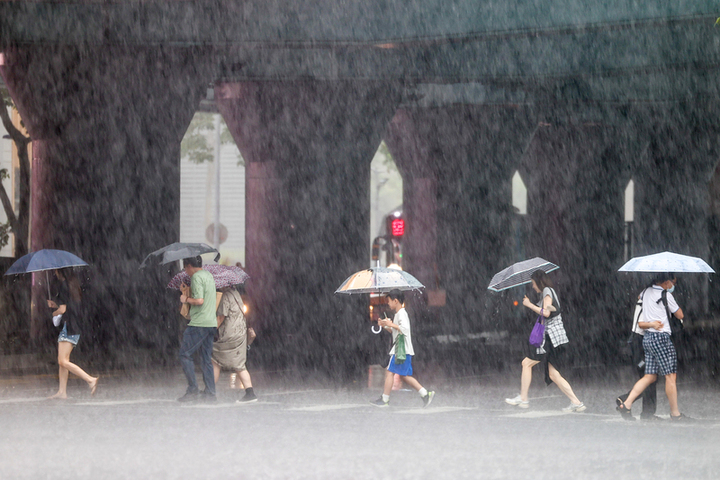 降雨略趨緩高屏嚴防短延時豪雨　基隆台北恐現36度高溫