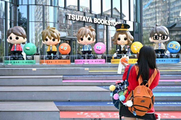 2025年8月,在五月天樂隊北京演唱會後,民眾在北京一商場室外與Q版五月天公仔合影。圖/中新社記者王紫儒攝