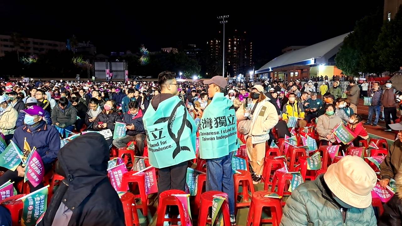 賴清德的造勢現場，很多支持台灣獨立的民眾接受自媒體採訪。圖/記者宋秉忠攝